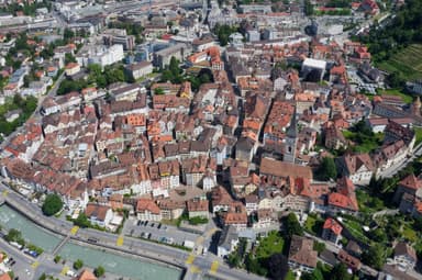 Старый город Кура с красными крышами у реки Плессур с высоты